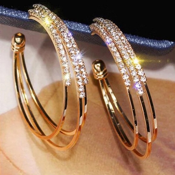 New Gorgeous 18K Gold Diamond Hoop Earrings - Picture 5 of 7